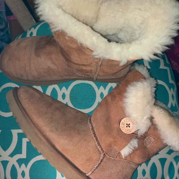 EUC Ladies Size 10 UGGS Bailey 1 button in Chestnut. - Picture 3 of 9